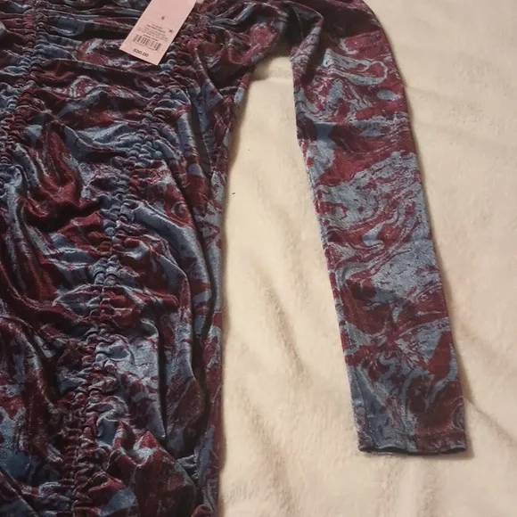 Elegant Blue and Red Ruched Dress - Picture 5 of 6